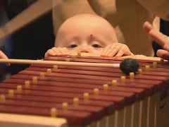 Le haut du visage d'un enfant qui essaie de se hisser sur un instrument.