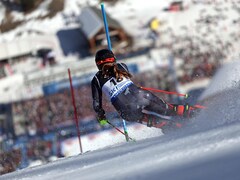 Une skieuse attaque une porte.