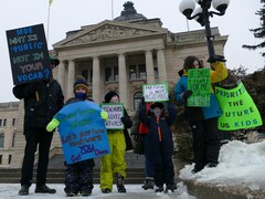 Des enfants manifestent au Palais législatif de la Saskatchewan en soutien à leurs enseignants qui négocient une nouvelle convention collective, le 2 février 2024.