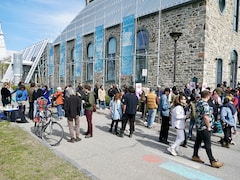 Des manifestants devant le Musée régional de Rimouski.