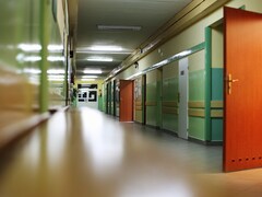 Un corridor d'école