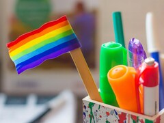 Un drapeau de la fierté LGBTQ+ dans un coffre à crayons dans une salle de classe.