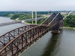 Vue aérienne des ponts de Québec et Pierre-Laporte, un jour d'été. 