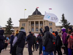 Des membres de la Fédération des enseignants de la Saskatchewan (STF) manifestent devant le Palais législatif, le 20 mars 2024.