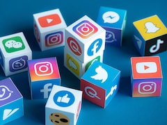 Plusieurs petits cubes sur lesquels se trouvent les logos de différentes plateformes de réseaux sociaux.