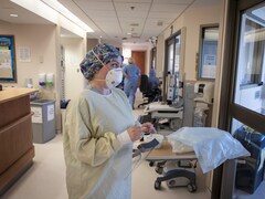 Une infirmière équipée d'un masque.
