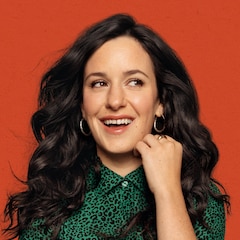 Radio-Canada / Andréanne Gauthier Portrait de l'artiste souriante sur fond uni.