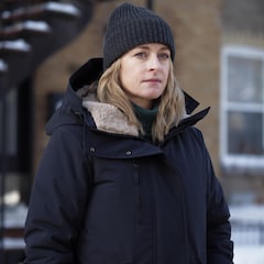 Simone Vallier (Christine Beaulieu) vêtue de façon hivernale, regarde la caméra.