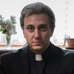 Monseigneur Philippe Drolet, interprété par Benoît McGinnis.