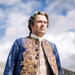 Le roi Louis XV joué par James Purefoy.
.
