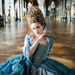 Emilia Schüle dans le rôle de Marie Antoinette.