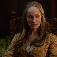 Lotte Verbeek pensive, assise sur une chaise.