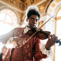 Yoli Fuller dans le rôle de Saint-Georges, joue du violon.