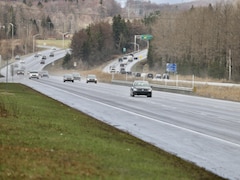 Des voitures circulent sur une autoroute à Québec.