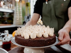 Un gâteau au chocolat est garni de crème chantilly.