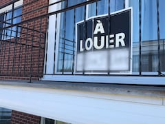 Une pancarte «à louer» sur un balcon d'appartement. 