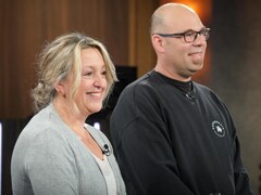 Un homme et une femme présentent leur entreprise.