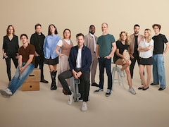 Une douzaine de comédiennes et comédiens posent.