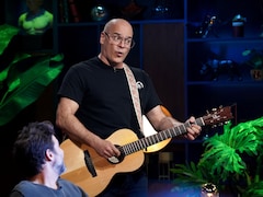 L'humoriste Daniel Grenier joue de la guitare sur le plateau de Bonsoir bonsoir.