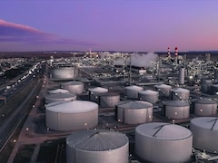 Usine pétrochimique. Ciel mauve.