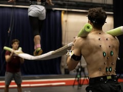 Des artistes de cirque font une pratique en portant une technologie qui permet de suivre leurs mouvements.