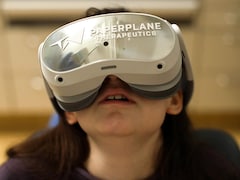 Une jeune fille porte un casque de réalité virtuelle de l'entreprise Paperplane Therapeutics lors d'un rendez-vous chez le dentiste.
