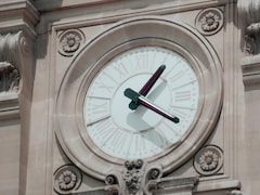 Une horloge qui indique le temps.