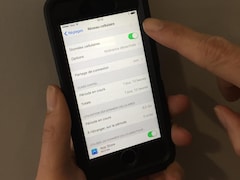 Vue d'un cellulaire dans lequel une personne consulte les réglagles pour gérer l'utilisation des données