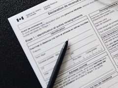 Un crayon sur un formulaire imprimé d'une déclaration de revenus de l'Agence du revenu du Canada.