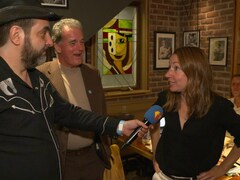 MC Gilles (Dave Ouellet), tient un micro devant une candidate dans un restaurant.