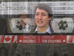 Justin Trudeau dans un montage photo devant une cassette.