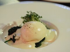 Une assiette contient un plat d'œuf à la florentine.