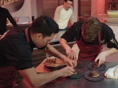 Dans la cuisine des Chefs, Adrian vient aider Anthony a dresser ses assiettes de tournedos.