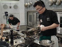 Dans la cuisine des Chefs, Andersen prend la poêle et verse la préparation dans un chinois.