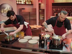 Cédrick et Olivier qui préparent des asperges vertes sauce mousseline.