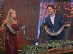 Deux personnes tiennent un serpent.
