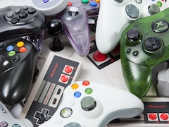 Des manettes de diverses consoles de jeux vidéo. 