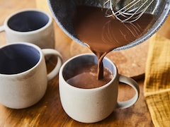 On verse le chocolat chaud dans une tasse.