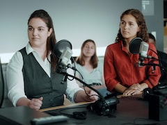 Audrey-Anne Leblanc et Julia Pagé sont dans un studio, devant des micros.