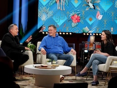 Mike Ward, Stéphane Fallu et Suzie Bouchard discutent sur le plateau de l'émission Bonsoir bonsoir.