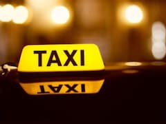 Signe d'un taxi illuminé dans la nuit.