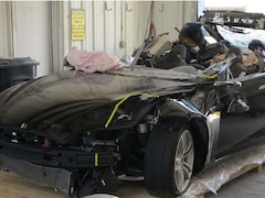 La voiture autonome Tesla accidentée en Floride, en mai 2016. On peut voir les dommages considérables à l'avant et sur le dessus du véhicule.