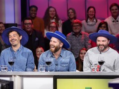 Trois membres du groupe Bleu Jeans Bleu sont sur le plateau de Tout le monde en parle coiffés de leur chapeau de cowboy en velour bleu.