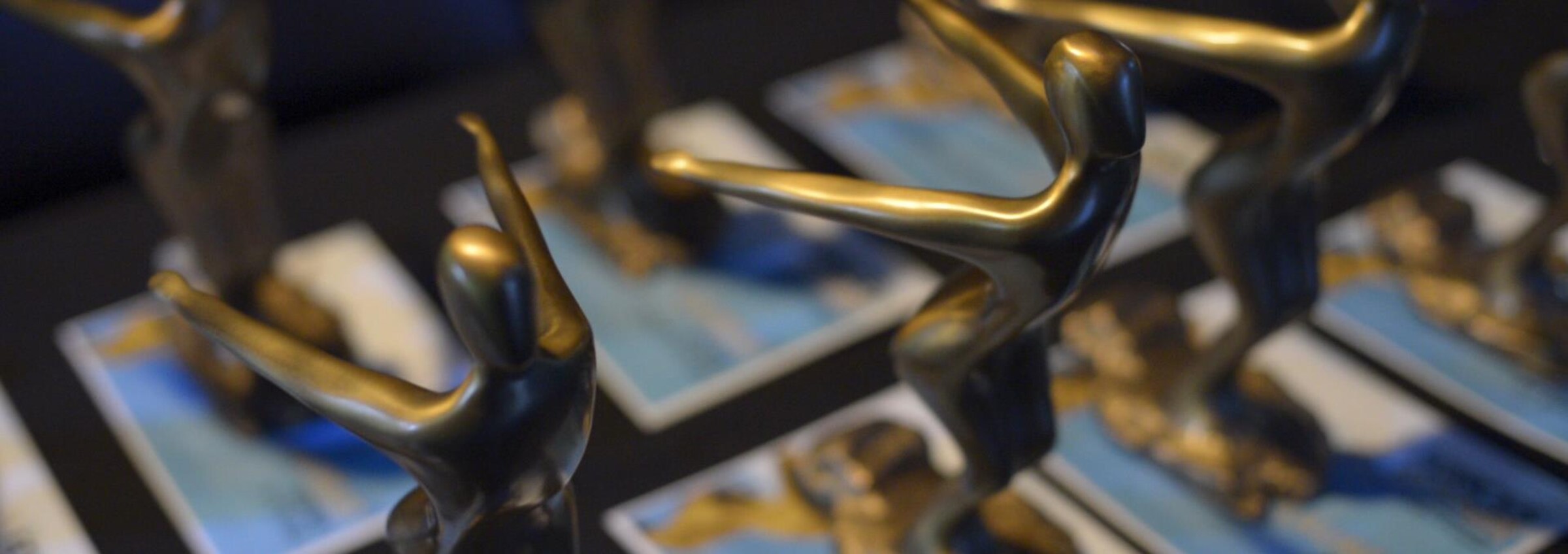 Gros plan sur une série de trophées de Forces Avenir