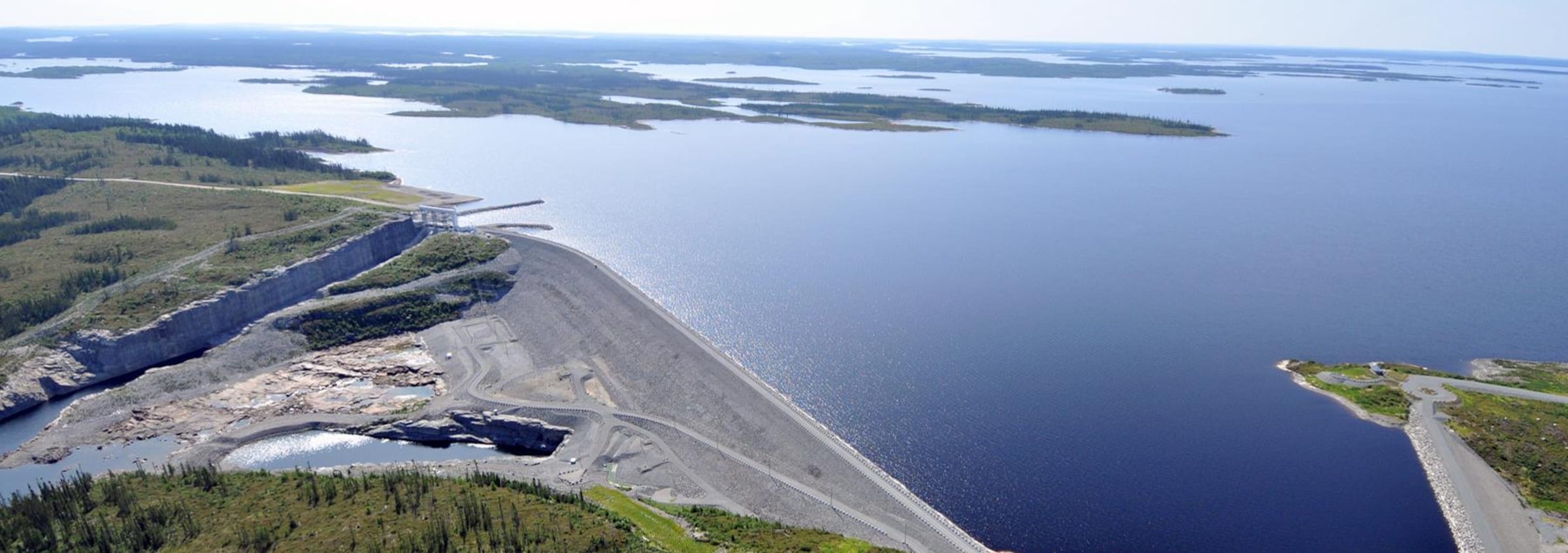 Une photo aérienne du réservoir et du barrage.