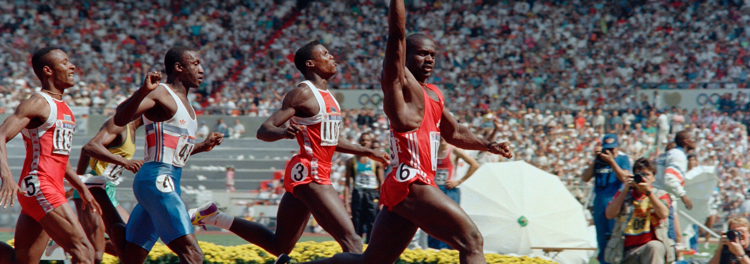 Ben Johnson est suivi par Carl Lewis, Linford Christie et Calvin Smith sur la piste du 100 m des Jeux olympiques de Séoul.