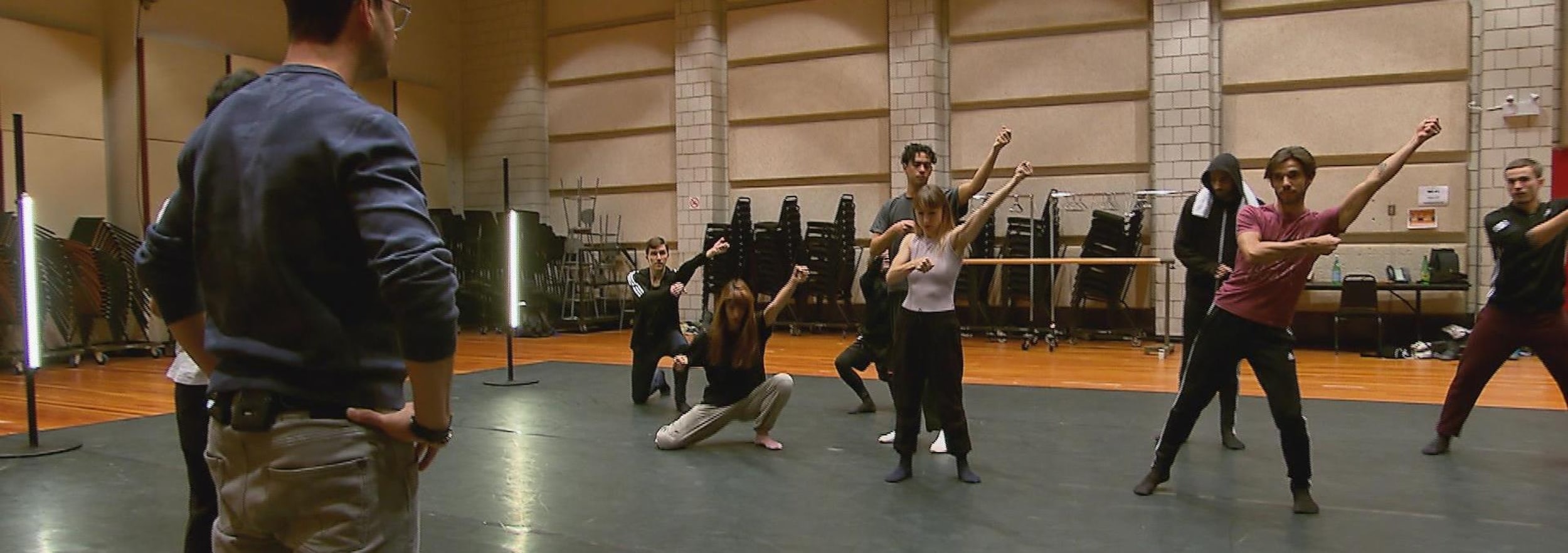 Un homme observe des danseurs.