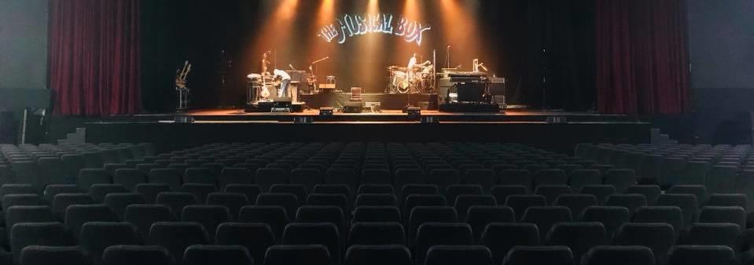 Musical Box s'installe sur une scène.