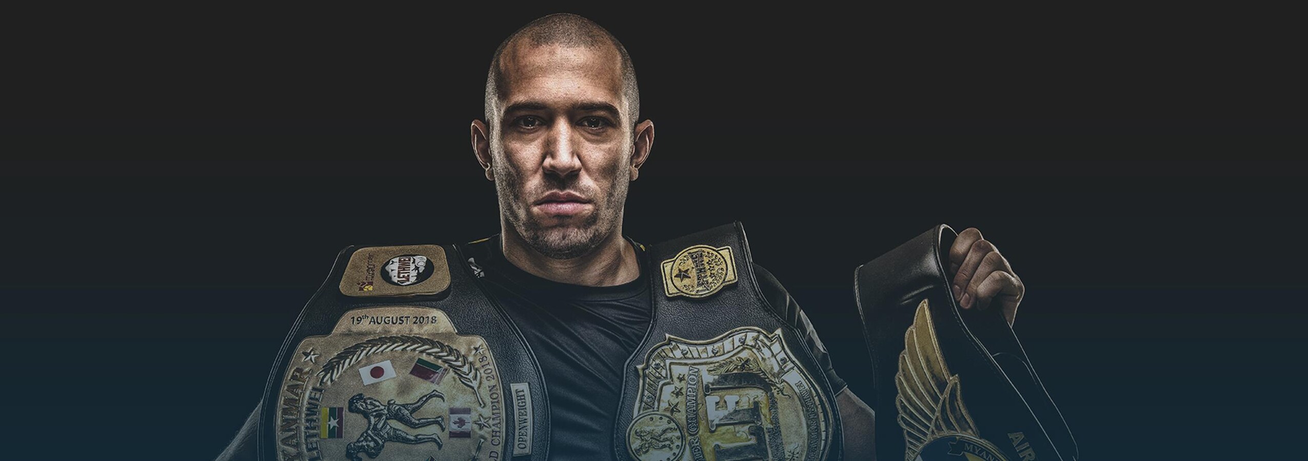 J’ai choisi le sport le plus violent du monde Dave Leduc montre ses trois ceintures de champion.