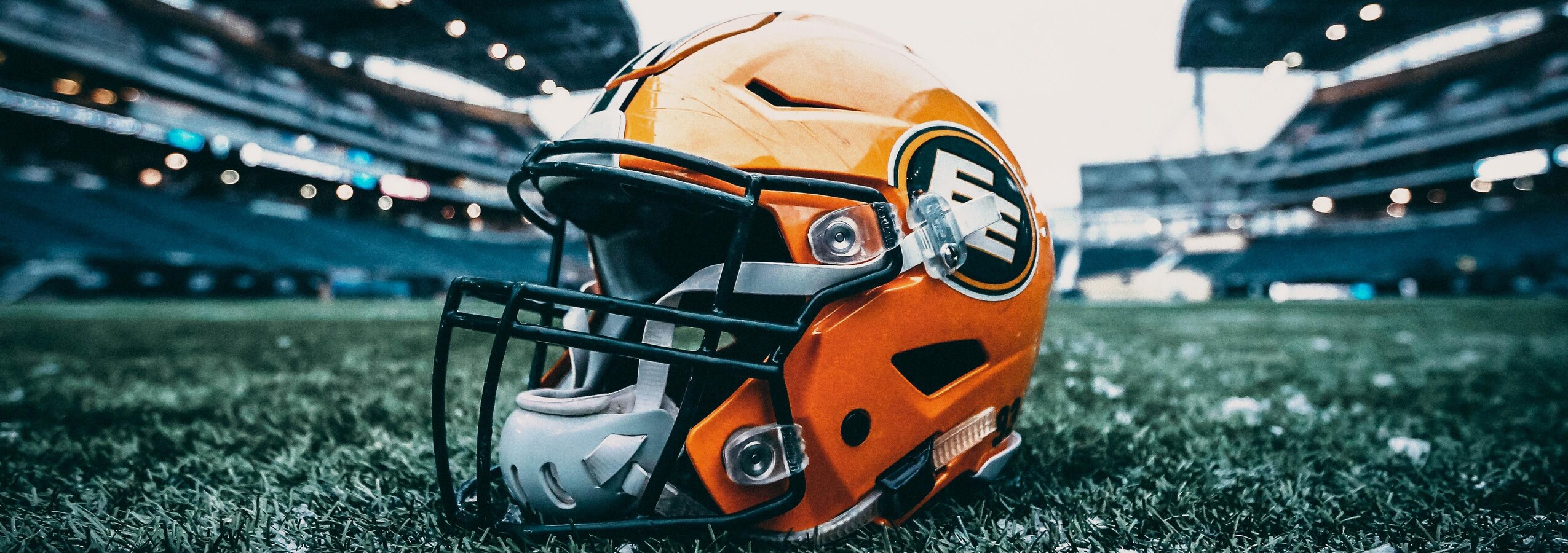 Un set de cască Edmonton Eskimos este pe pământ.'Edmonton se trouve sur le terrain.